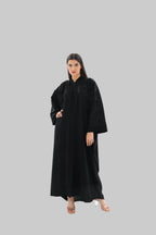 Bisht noire oversize brodée crêpe premium – vue de face – SOOTRASHOP