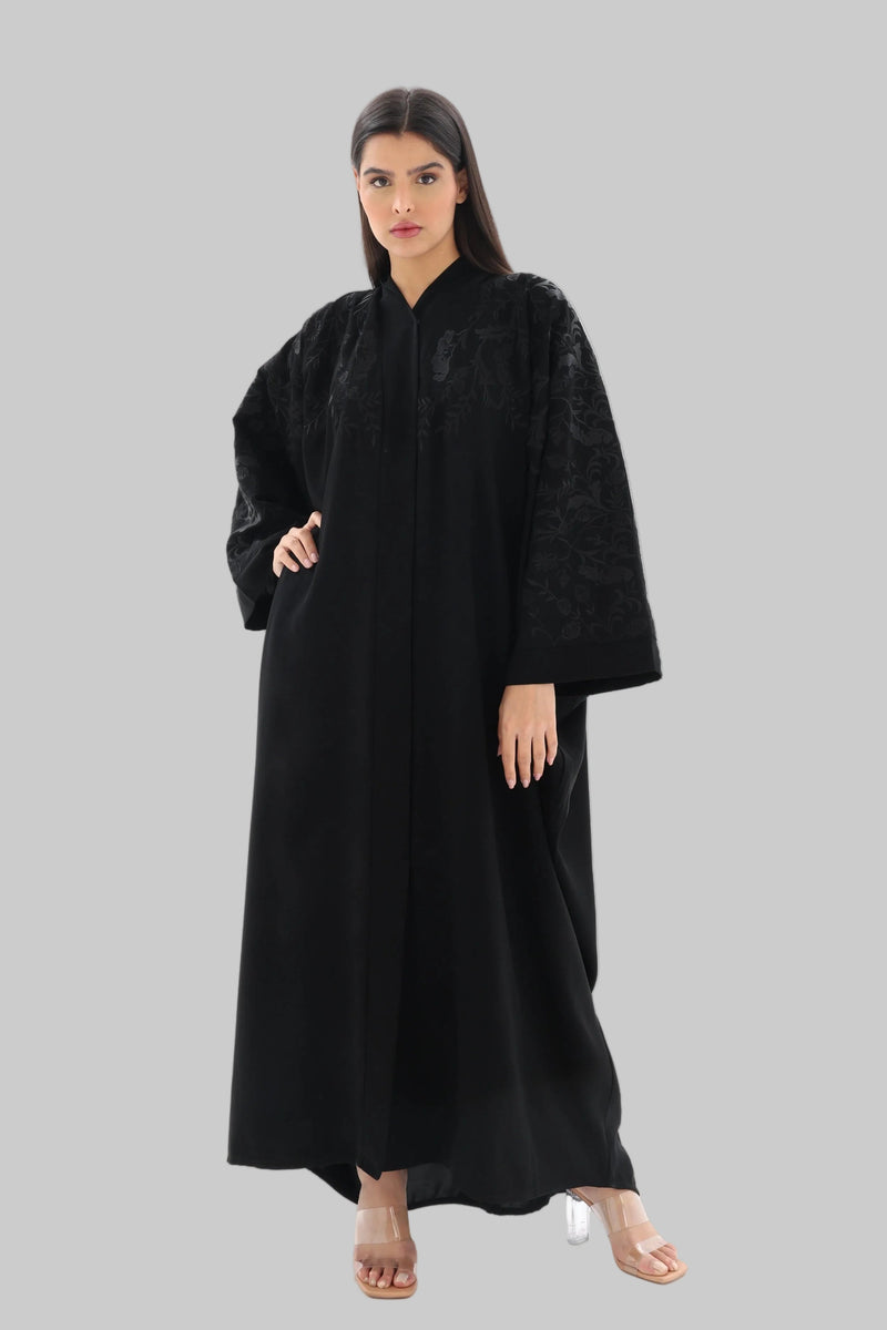 Bisht noire oversize brodée crêpe premium – vue de face – SOOTRASHOP