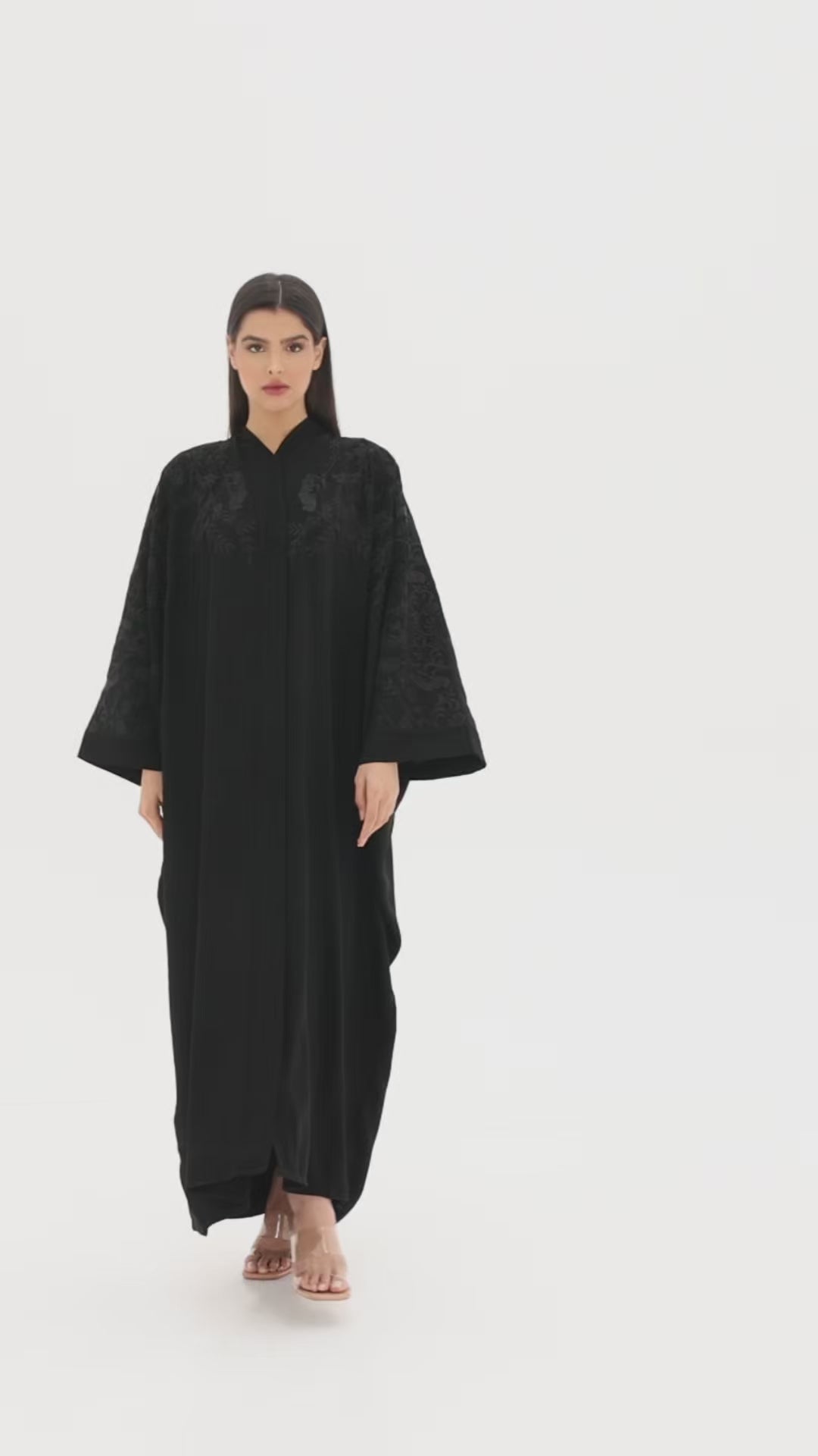 Bisht Noire Oversize Brodée – Bisht chic et modulable en crêpe premium