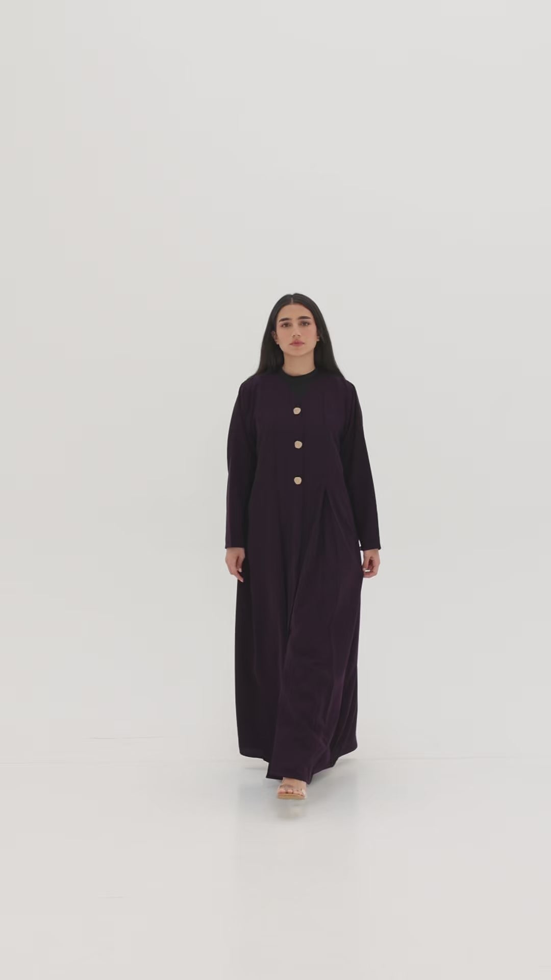 Abaya Coupe Droite Aubergine - Abaya élégante en crêpe premium – Boutons Dorés Coquillage